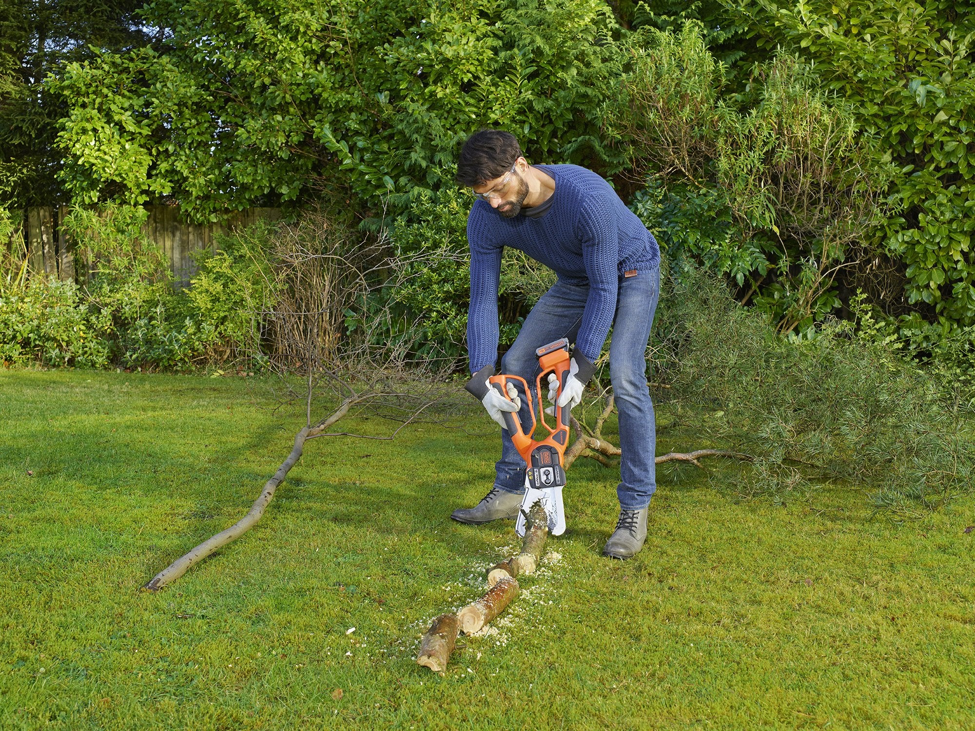 Black+Decker 18V Akku-Astschere Alligator (18V, 2.0Ah, 15cm Schwertlänge, bis 100mm Durchmesser, patentierte Klemmbacken, kabellos für maximale Freiheit beim Holzschnitt, inkl. Akku + Ladegerät)