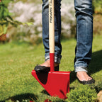 Fiskars Rasenkantenstecher, Länge: 104 cm, Breite: 23,5 cm, Borstahl-Kopf/Eschenholz-Stiel, Rot/Naturholz, Classic, 1003707