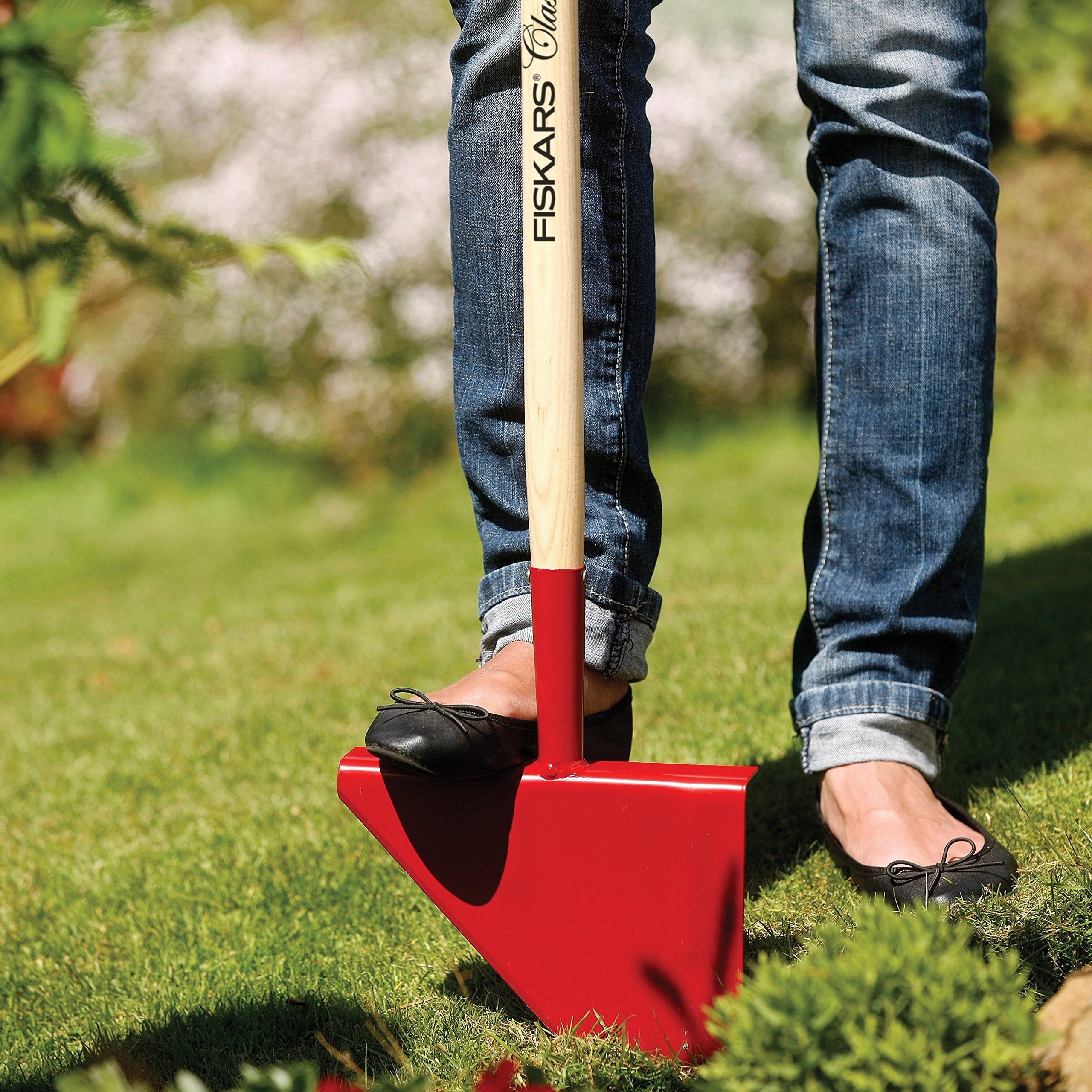 Fiskars Rasenkantenstecher, Länge: 104 cm, Breite: 23,5 cm, Borstahl-Kopf/Eschenholz-Stiel, Rot/Naturholz, Classic, 1003707